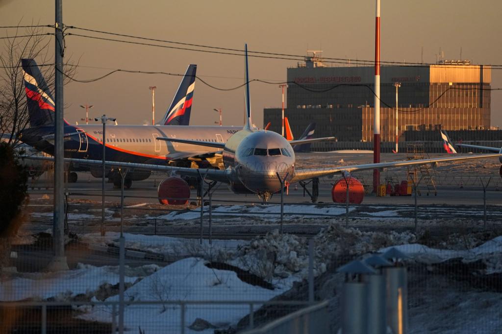 Auf Flughäfen der russischen Hauptstadt kommt es immer wieder zu vorübergehenden Verboten von Starts und Landungen aus Sicherheitsgründen, wenn etwa die Flugabwehr im Einsatz ist. (Archivbild) - Foto: Pavel Golovkin/AP/dpa