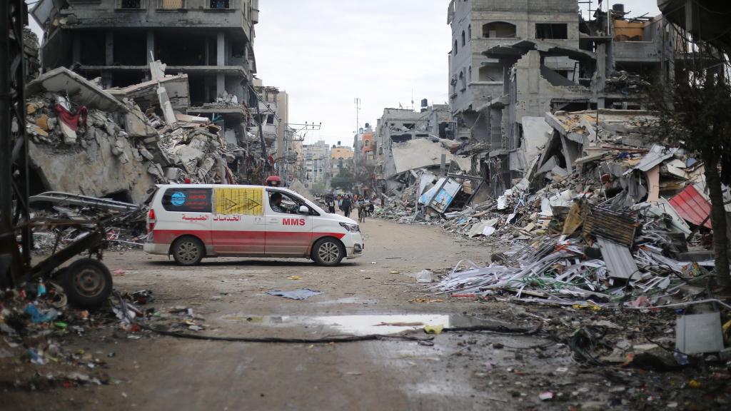 Ein Krankenwagen fährt an Trümmern zerstörter Gebäude in Beit Lahia vorbei. (Archivbild) - Foto: Mohammed Alaswad/APA Images via ZUMA Press Wire/dpa