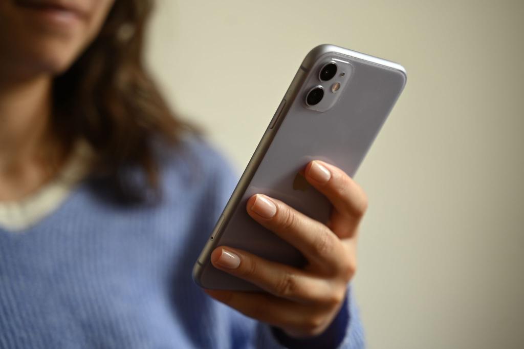 Laut einer repräsentativen Umfrage nehmen sich immer mehr Menschen vor, weniger Zeit am Handy zu verbringen. (Symbolbild) - Foto: Helena Dolderer/dpa/dpa-tmn