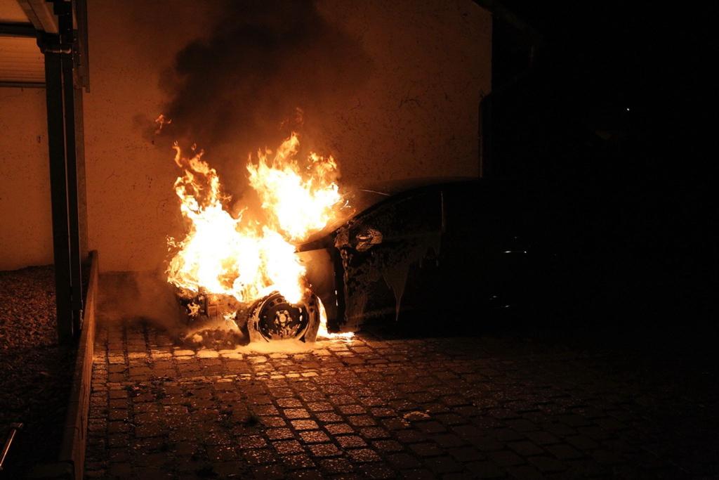 In der Silvesternacht brennen in Deutschland etwa 1.000 Autos - so viel wie sonst in einem Monat. (Symbolbild) - Foto: Silvio Dietzel/dpa-Zentralbild/dpa