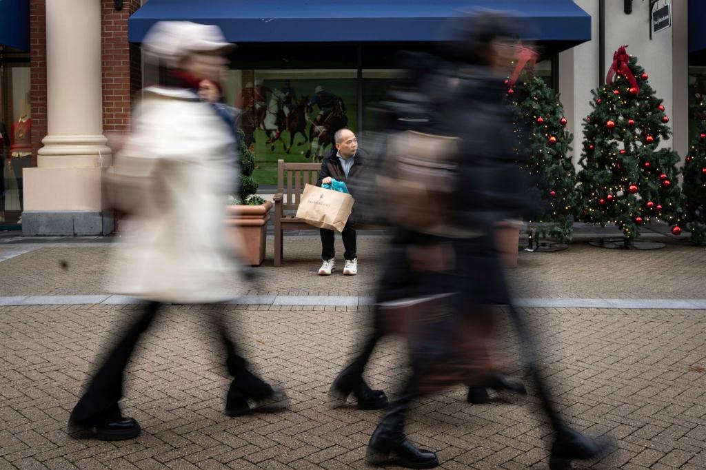 Shopper sind unterwegs am McArthurGlen Designer Outlet am Boxing Day in Richmond, British Columbia, Kanada. - Foto: Ethan Cairns/The Canadian Press via AP/dpa