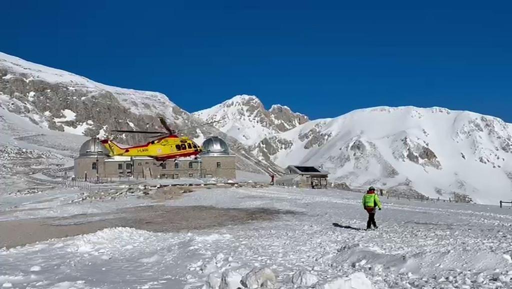 Ein Hubschrauber sucht in den italienischen Abruzzen nach zwei vermissten Bergsteigern im Massiv Gran Sasso. Die Leichen der beiden Männer wurden am Freitag entdeckt. - Foto: -/Italienische Bergwacht/dpa