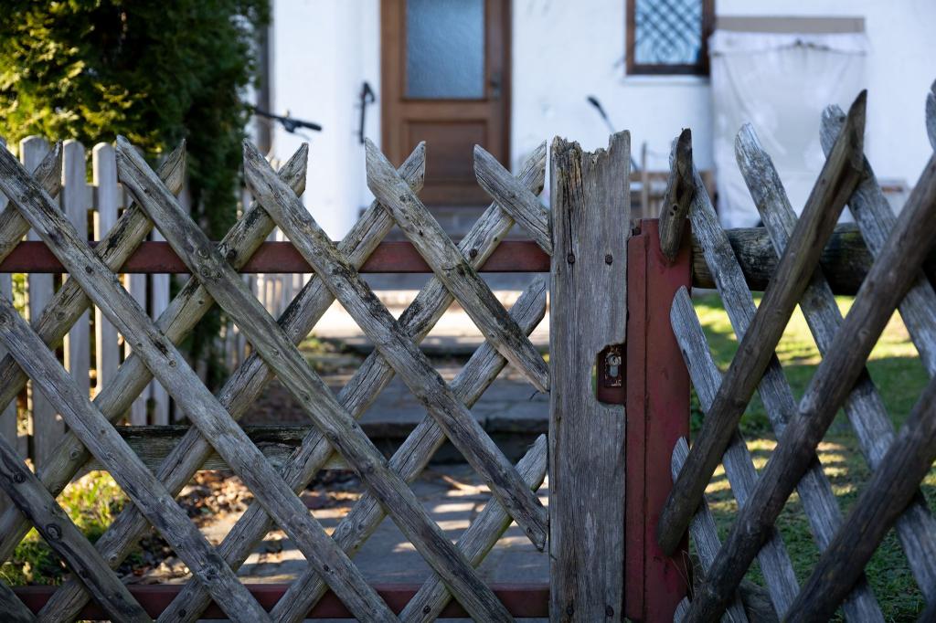 Zwei kleine Kinder werden tot gefunden, die Mutter ist verletzt und steht unter Verdacht. - Foto: Sven Hoppe/dpa