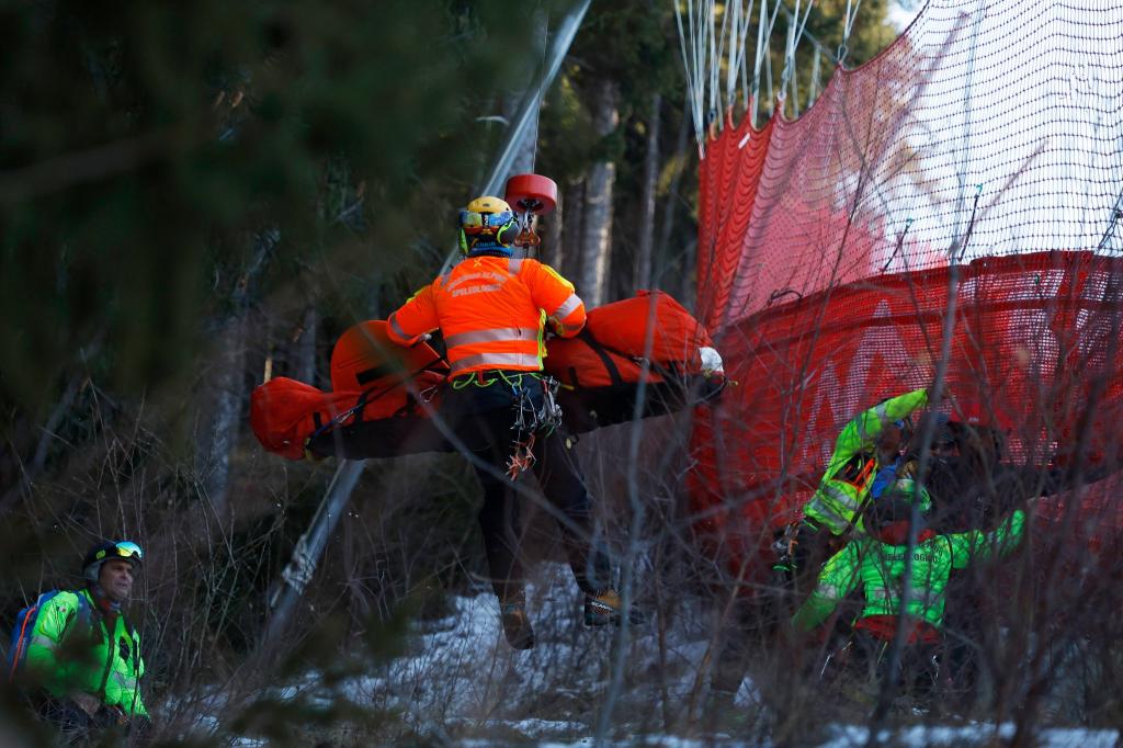 Der Franzose Cyprien Sarrazin wurde nach seinem Trainingssturz mit dem Hubschrauber abtransportiert. - Foto: Alessandro Trovati/AP/dpa