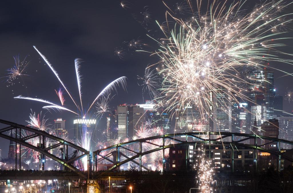 Sturm und Regen an der Küste, trocken im Süden lautet die Vorhersage des DWD für den Silvesterabend (Symbolbild). - Foto: Boris Roessler/dpa