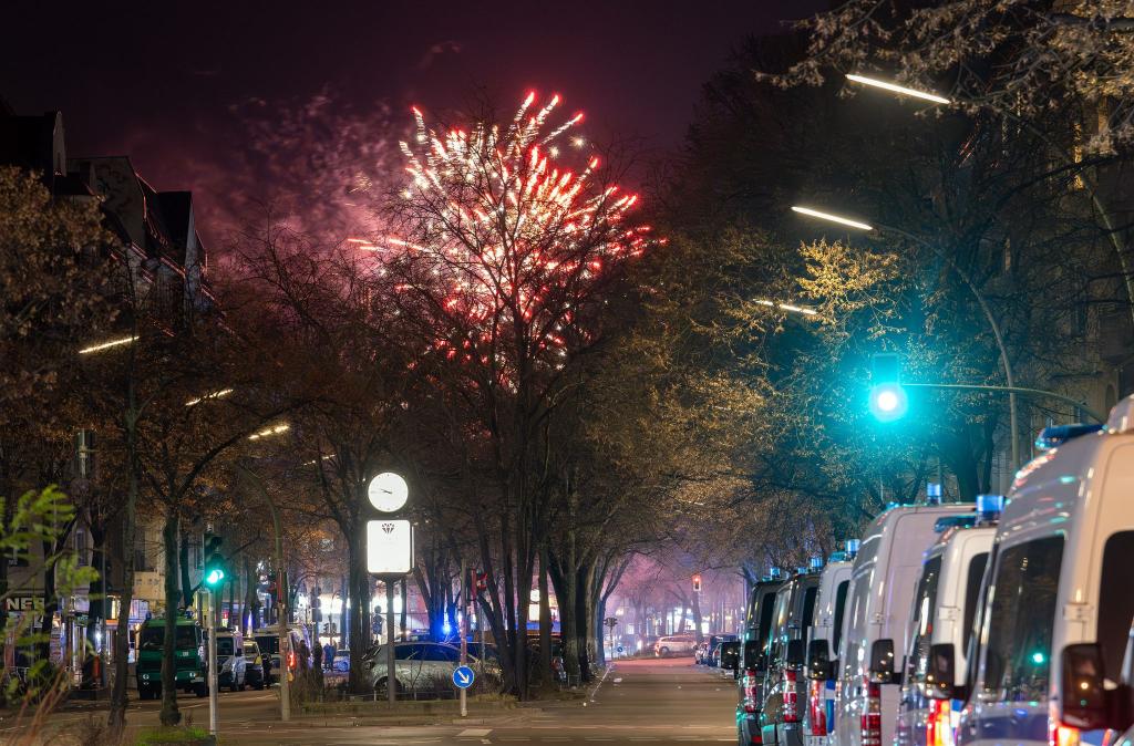 Die Polizei ermittelt nach einem Beitrag eines Influencers in der Silvesternacht. - Foto: Soeren Stache/dpa