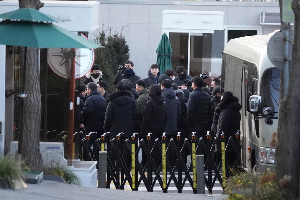 Vor dem Sitz des Präsidenten befand sich vor dem Festnahme-Versuch ein großes Polizeiaufgebot. - Foto: Lee Jin-man/AP/dpa