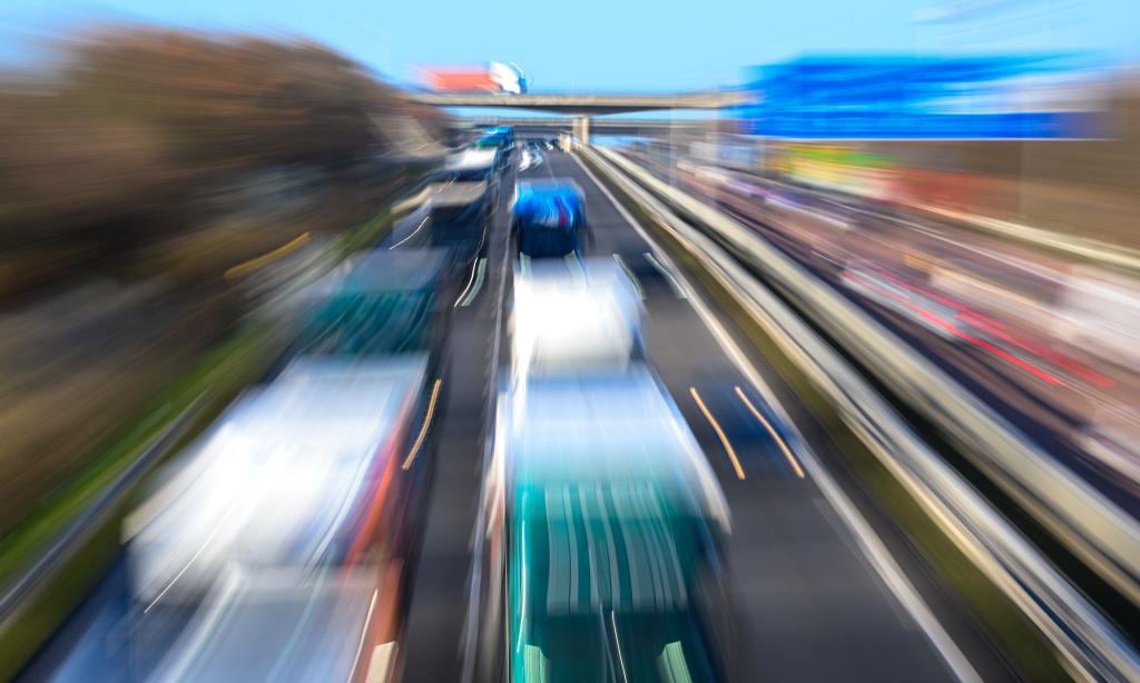 In vielen Lkw sind Sicherheitssysteme manipuliert. (Symbolbild) - Foto: Hendrik Schmidt/dpa