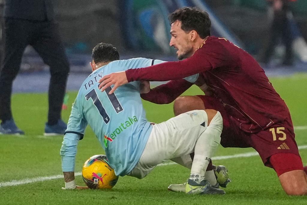 Sorgten für eine Rudelbildung in der Schlussphase des Derbys: Mats Hummels (r) und Valentin Castellanos. - Foto: Alessandra Tarantino/AP/dpa