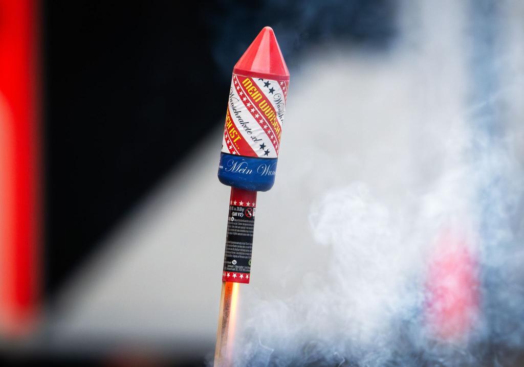 Die brennende Rakete beschädigte in der Wohnung lediglich Möbel. (Symbolbild) - Foto: Soeren Stache/dpa