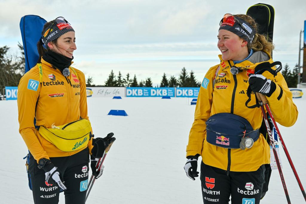 Vanessa Voigt (l) und Selina Grotian: Die Freundinnen freuen sich auf das erste Heimrennen in Oberhof. - Foto: Martin Schutt/dpa