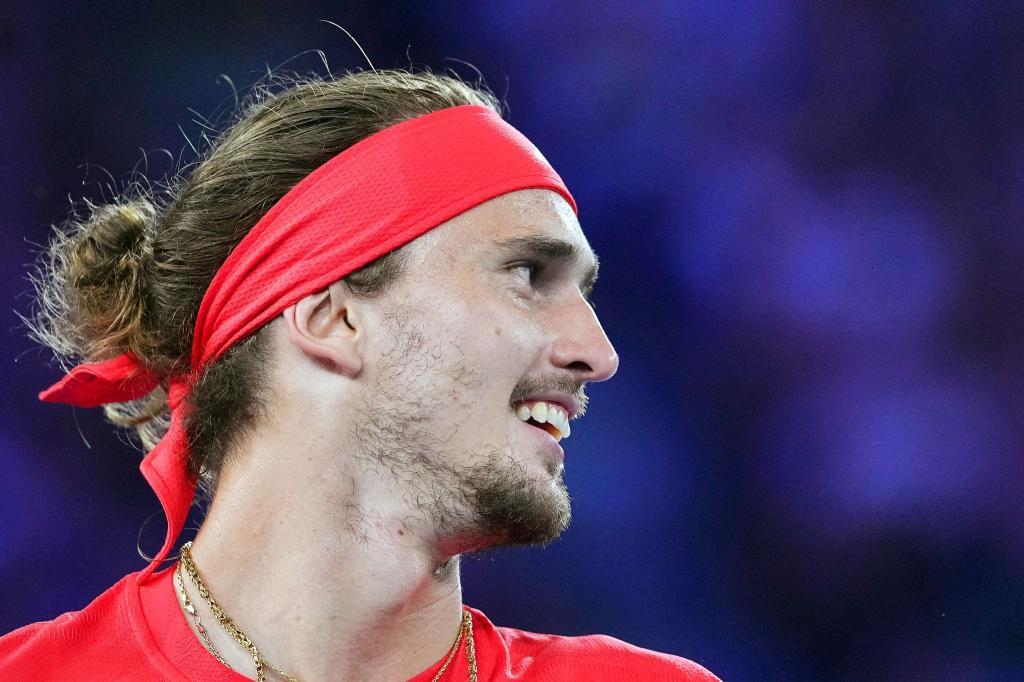 Alexander Zverev geht mit guter Laune in die Australian Open. - Foto: Vincent Thian/AP/dpa