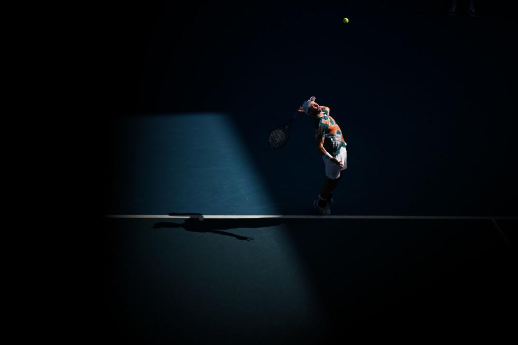 Schattenspiele - Dominik Koepfer bei den Australian Open - Foto: Lukas Coch/AAP/dpa