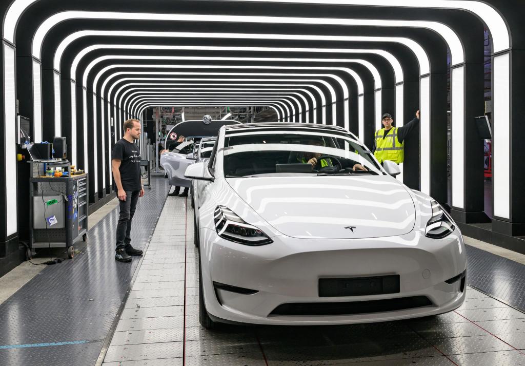 Tesla geht im Werk Grünheide einen neuen Schritt. - Foto: Patrick Pleul/dpa