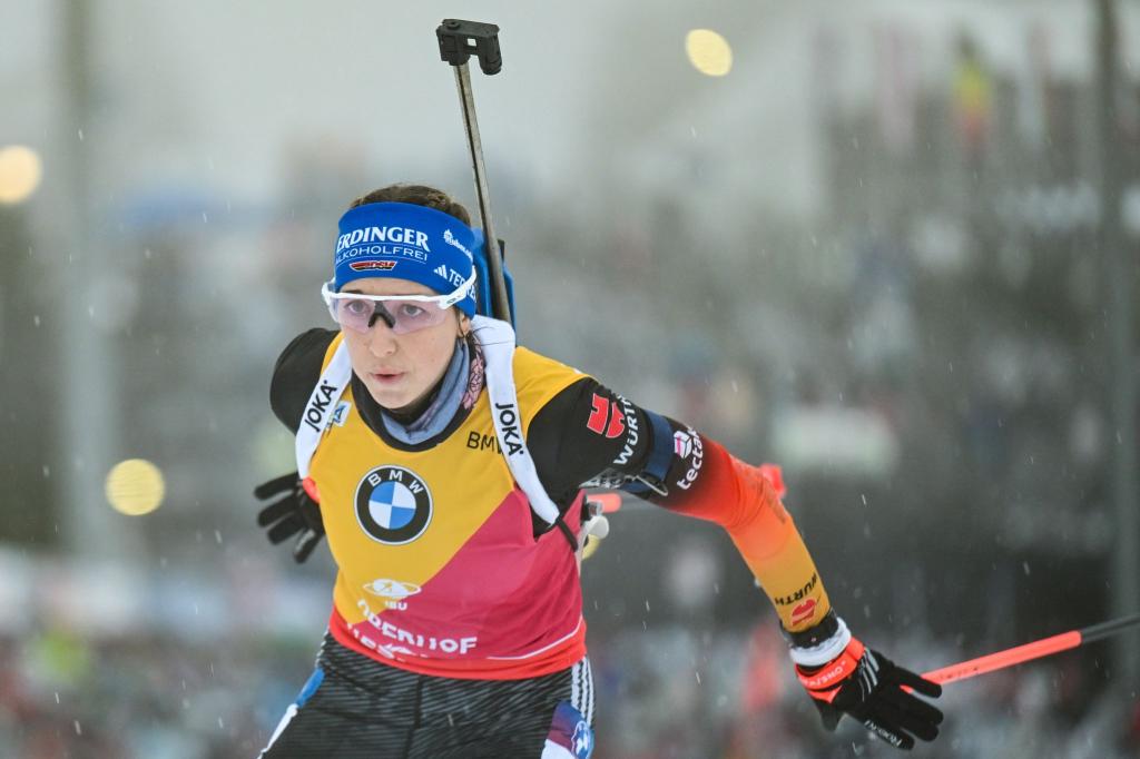 Auch in Ruhpolding tritt Franziska Preuß im Gelben Trikot an. - Foto: Martin Schutt/dpa