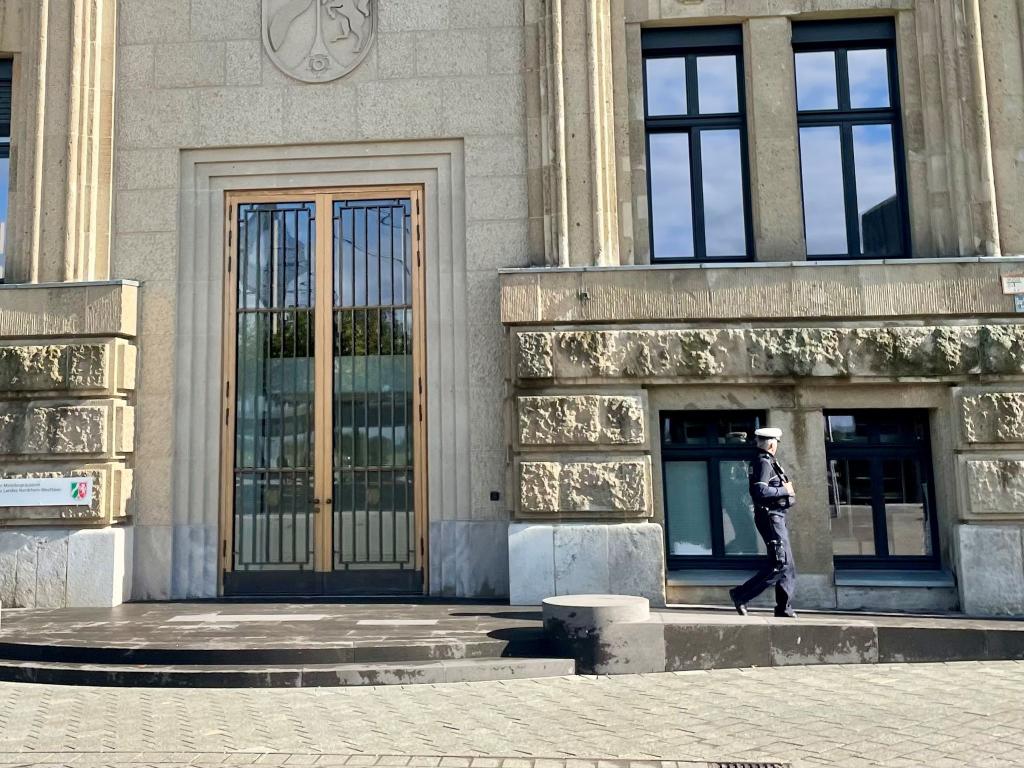 Ein Polizist geht an der Staatskanzlei entlang (Archivfoto) - Foto: Oliver Auster/dpa