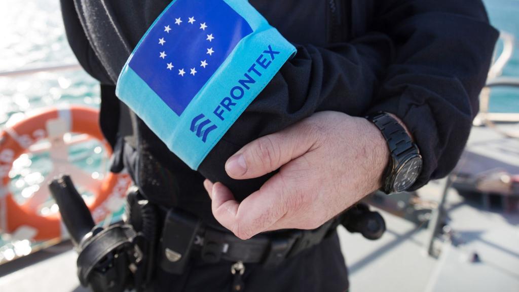 Ein Beamter der EU-Grenzschutzagentur Frontex, die 2024 deutlich weniger unerlaubte Grenzübertritte registriert hat als im Vorjahr. (Archivbild) - Foto: Christian Charisius/dpa