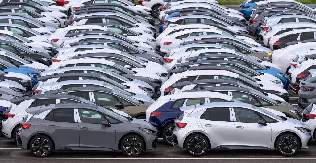 Volkswagen leidet unter den schwachen Verkaufszahlen in China und bei E-Autos. (Archivbild) - Foto: Hendrik Schmidt/dpa