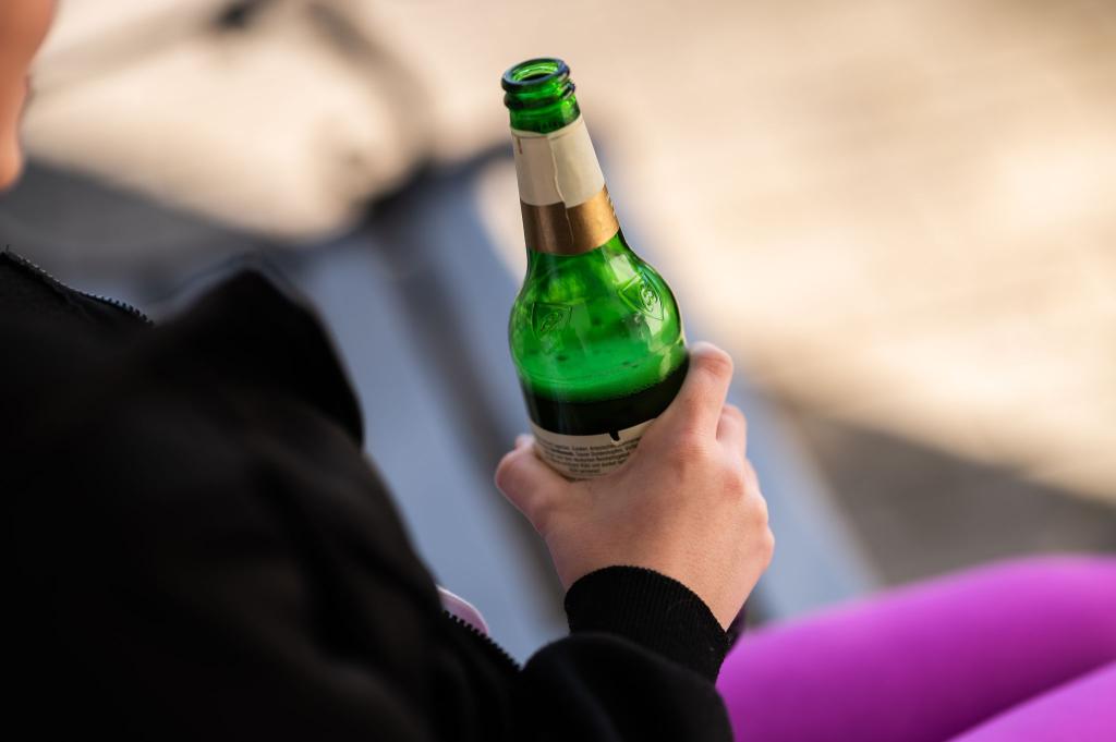 2023 gab es etwas weniger Alkoholsüchtige in Deutschland als noch ein Jahr zuvor. - Foto: Silas Stein/dpa