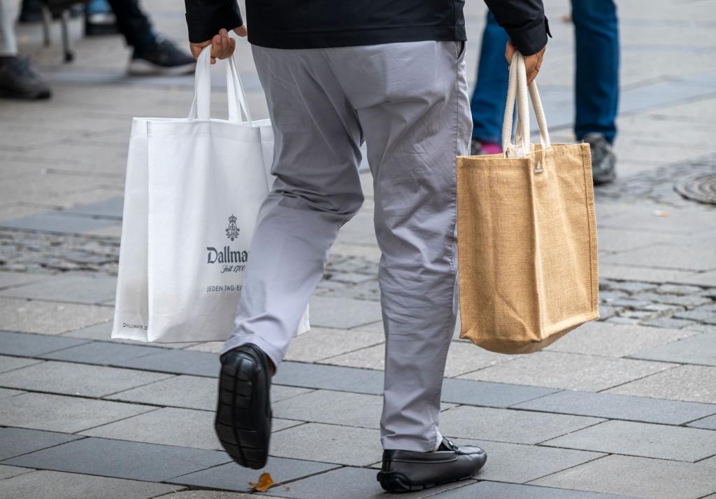 Grund für den Anstieg der Kaufkraft in Deutschland sind unter anderem gestiegene Löhne und eine Erhöhung von Transferzahlungen wie Kinder- und Wohngeld. - Foto: Peter Kneffel/dpa