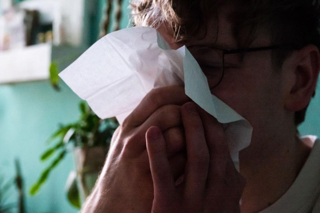 Für eine Grippe typische ist oft ein plötzlicher Erkrankungsbeginn mit Fieber, Muskel- oder Kopfschmerzen (Symbolbild). - Foto: Philip Dulian/dpa