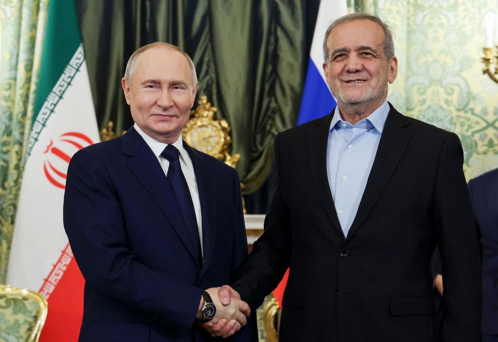 Der russische Präsident Wladimir Putin (l.) und der iranische Präsident Massud Peseschkian besiegeln eine strategische Partnerschaft. - Foto: Vyacheslav Prokofyev/Pool Sputnik Kremlin/AP/dpa