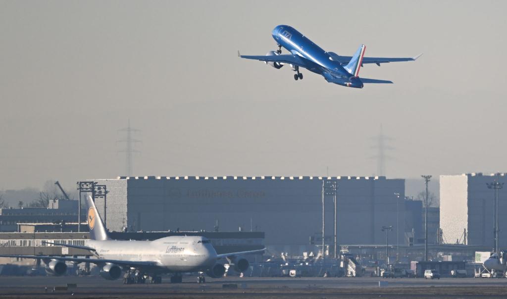 Bislang fliegt die Ita noch selten zum Lufthansa-Drehkreuz Frankfurt. - Foto: Arne Dedert/dpa