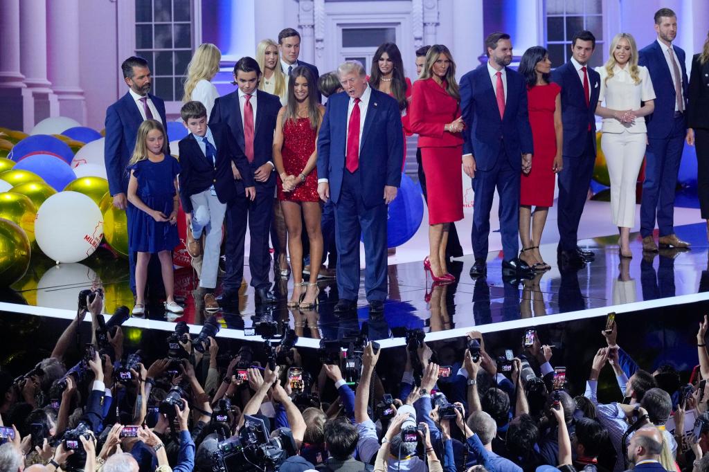 Donald Trump im Kreise seiner Familie beim Parteitag der Republikaner in Milwaukee. (Archivbild) - Foto: J. Scott Applewhite/AP/dpa