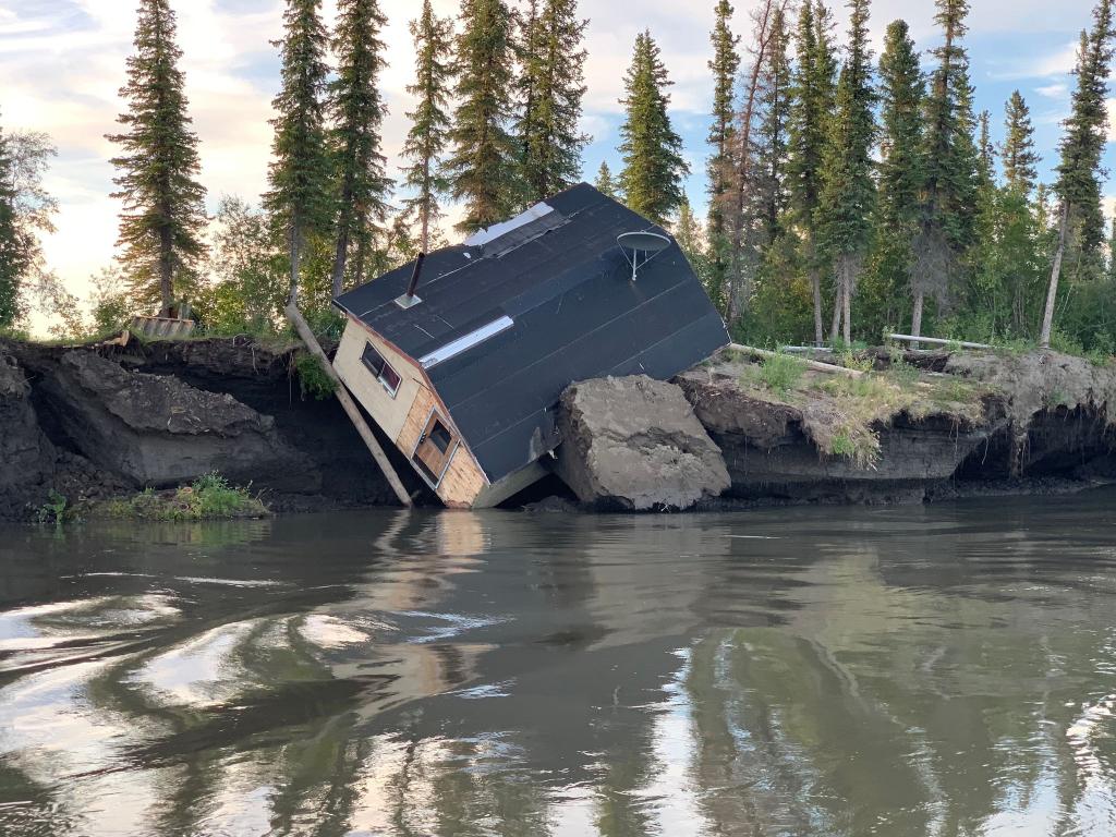 Dieses im Jahr 2021 aufgenommene und durch die Uni Wien zur Verfügung gestellte Foto zeigt eine Hütte, die im Zuge des Permafrost-Tauens und Erosion am kanadischen Mackenzie-Flussdelta zerstört wurde. - Foto: Angus Alunik/Uni Wien/dpa