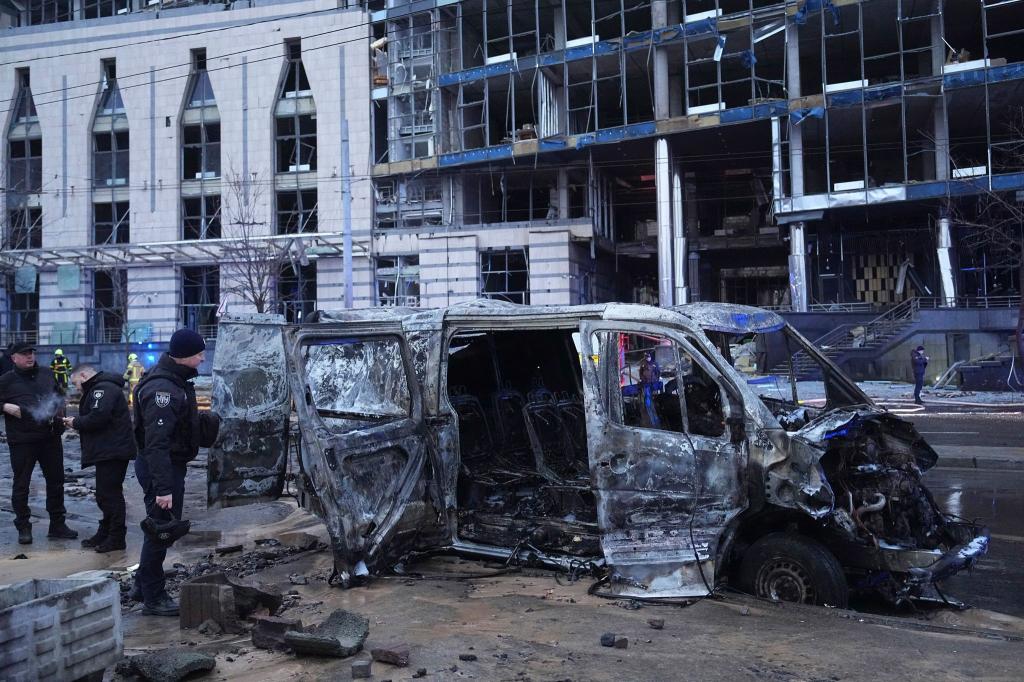 Die russische Armee hat die ukrainische Hauptstadt Kiew erneut mit Raketen angegriffen. - Foto: Efrem Lukatsky/AP/dpa