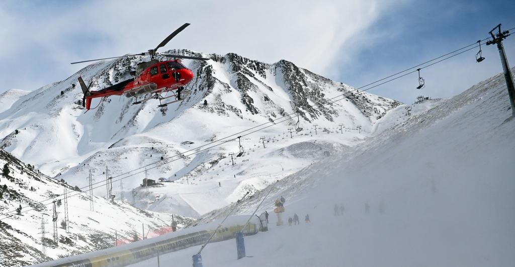 Ein Hubschrauber fliegt nach Skilift-Unfall mit mehr als 30 Verletzten über spanischem Skigebiet Astún. - Foto: Verónica Lacasa/EUROPA PRESS/dpa