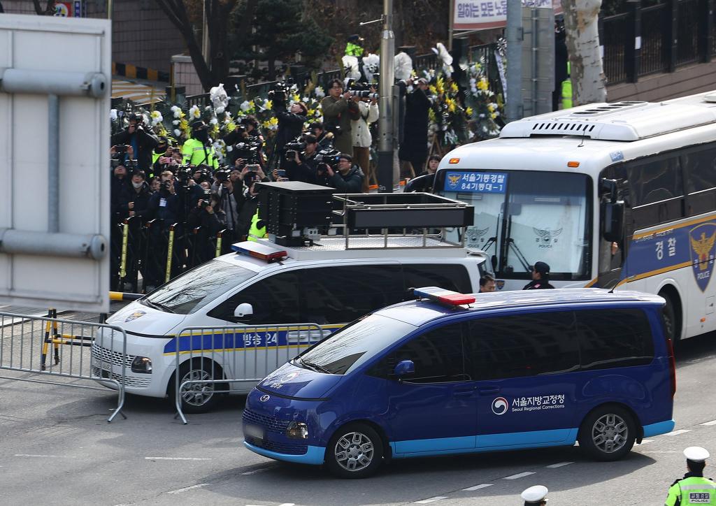 Yoon Suk Yeol wurde in einem blauen Van zur Anhörung in das Gericht gebracht. - Foto: -/Yonhap/dpa