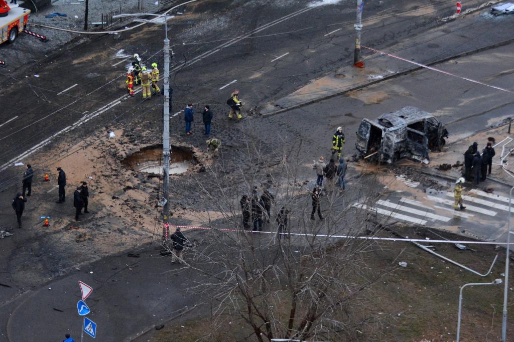 Ein Krater ist am Samstag auf einer Straße in Kiew zu sehen. Allein in der vergangenen Woche zählte die Ukraine mehr als 1.000 verschiedene Luftangriffe. - Foto: Aleksandr Gusev/SOPA Images via ZUMA Press Wire/dpa