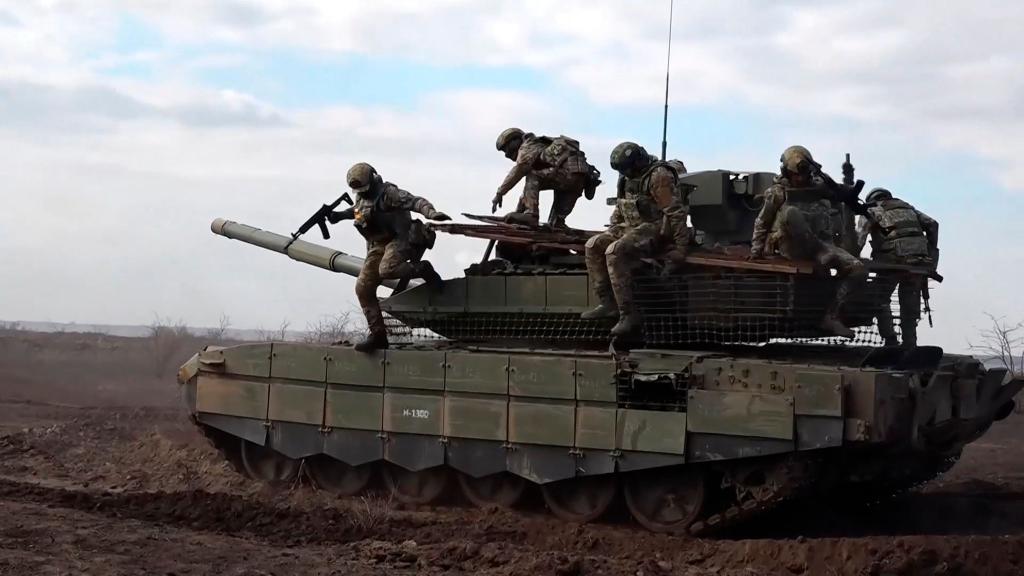 Russische Soldaten in der Ukraine. Der ukrainische Militärexperte Olexander Kowalenko warnt vor den seiner Meinung nach bestehende Gefahren einer Waffenruhe. (Archivbild) - Foto: Uncredited/Russian Defense Ministry Press Service/AP/dpa