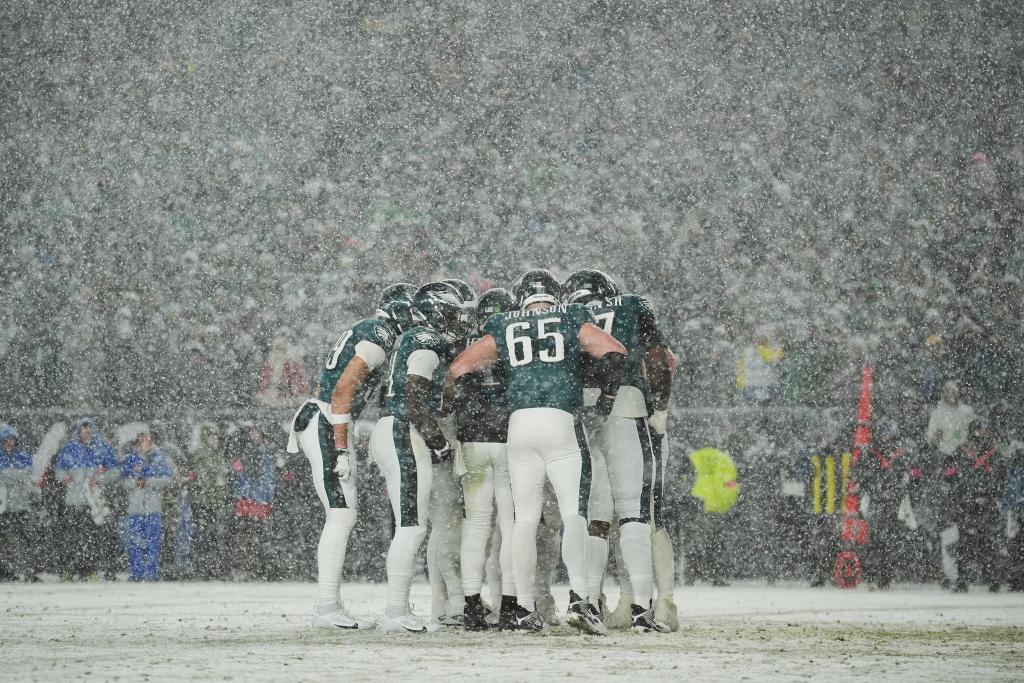 Im dichten Schneetreiben setzten sich die Eagles gegen die Los Angeles Rams durch. - Foto: Matt Slocum/AP/dpa