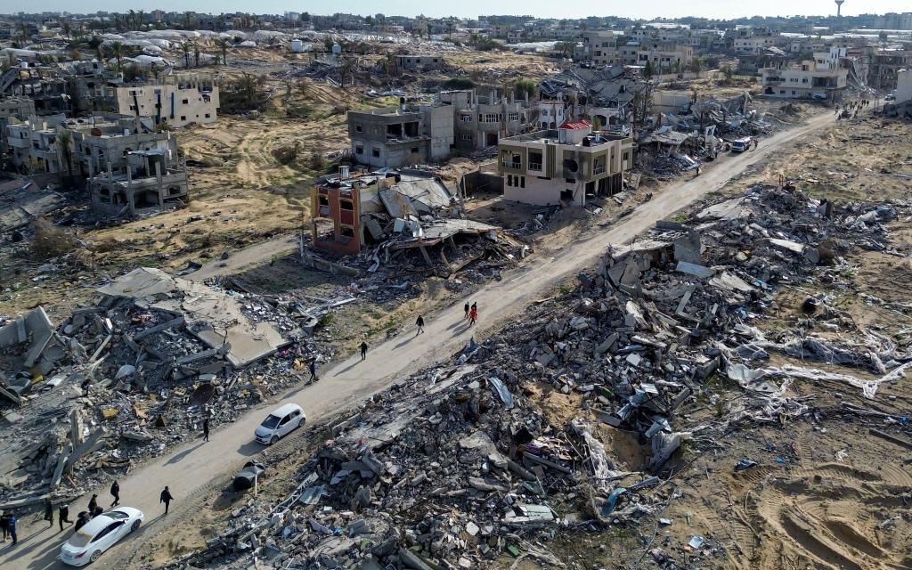 Im weitgehend verwüsteten Gazastreifen hat nach mehr als 15 Monaten Krieg eine Waffenruhe begonnen. - Foto: Jehad Alshrafi/AP/dpa