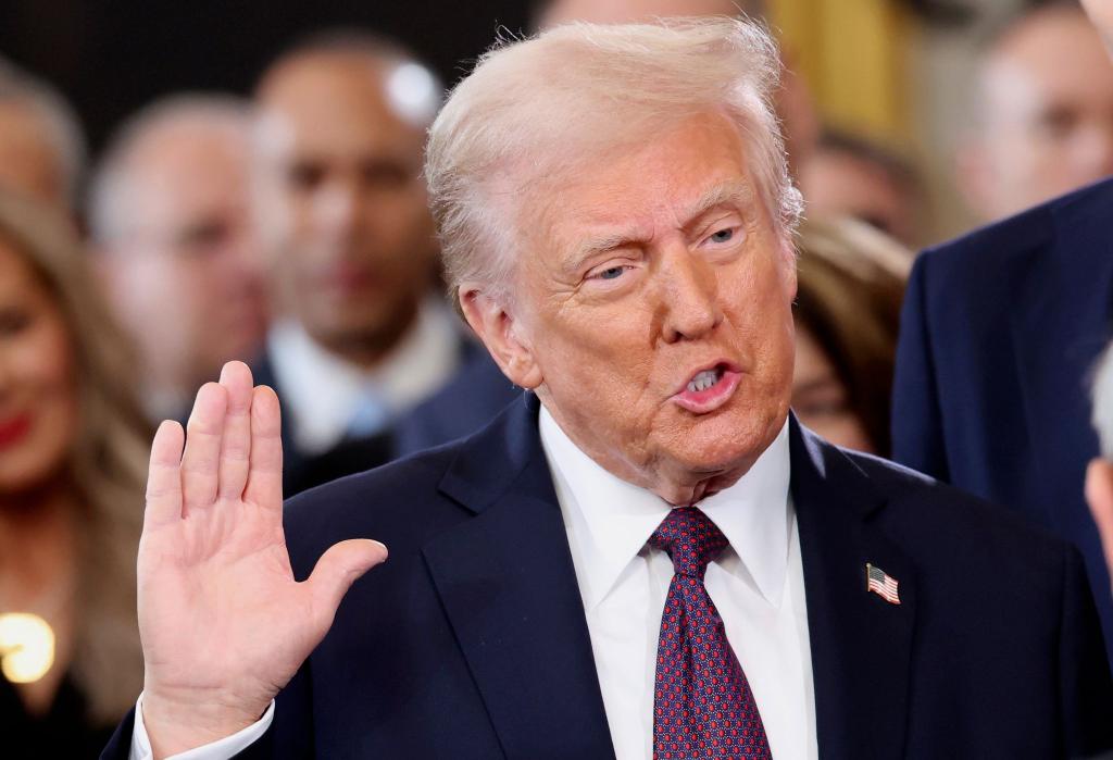 Der designierte Präsident Donald Trump legt während der 60. Amtseinführung des Präsidenten in der Rotunde des US-Kapitols in Washington den Amtseid ab. - Foto: Kevin Lamarque/Pool Reuters/AP/dpa