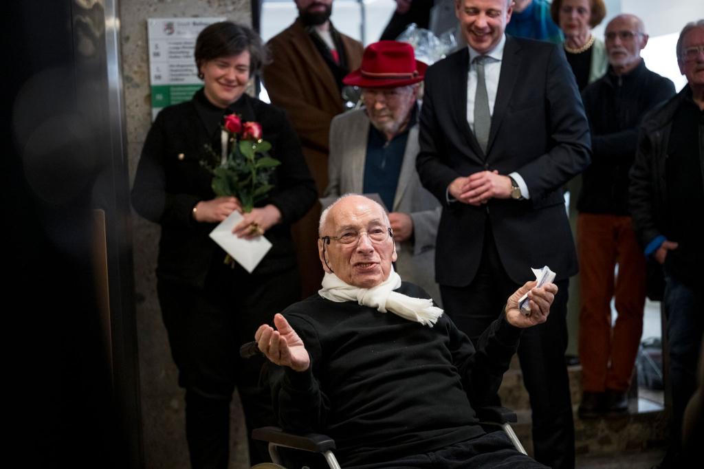 Eugen Gomringer hielt bei der Vernissage eine Rede. - Foto: Daniel Vogl/dpa