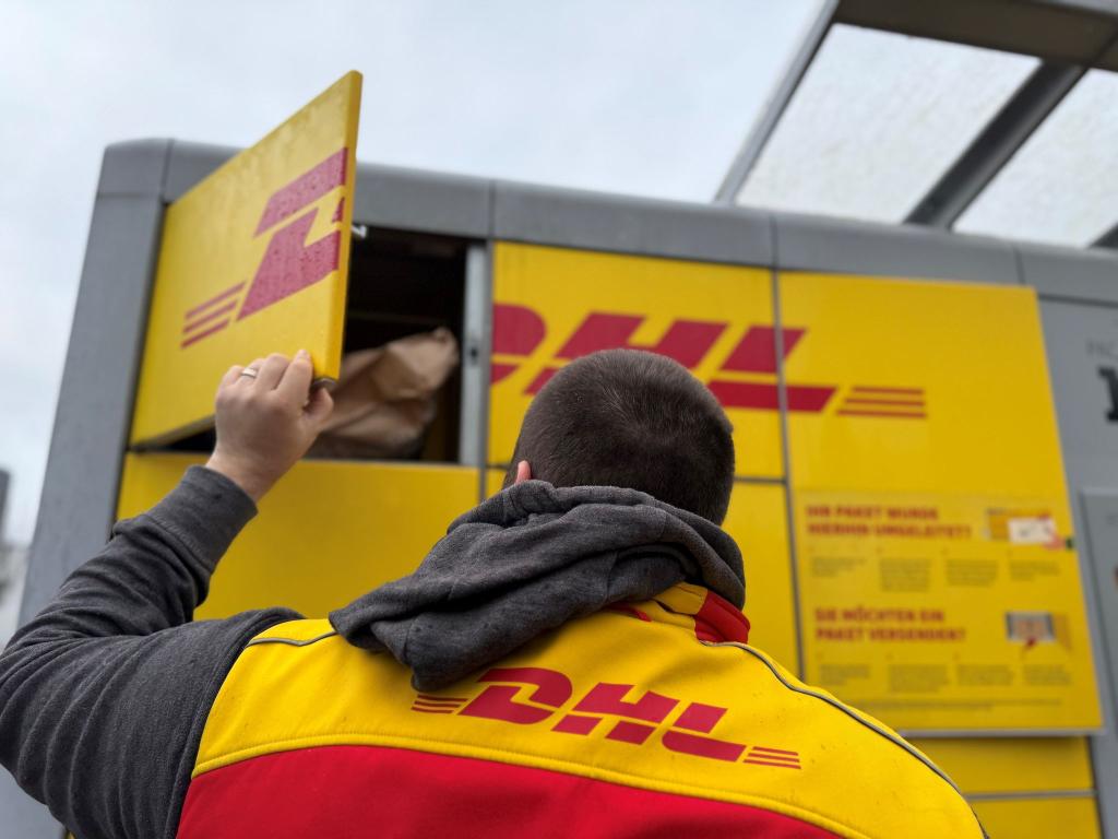 Ein typischer DHL-Paketautomat, der gerade von einem Paketboten befüllt wird. (Archivbild) - Foto: Wolf von Dewitz/dpa-Zentralbild/dpa