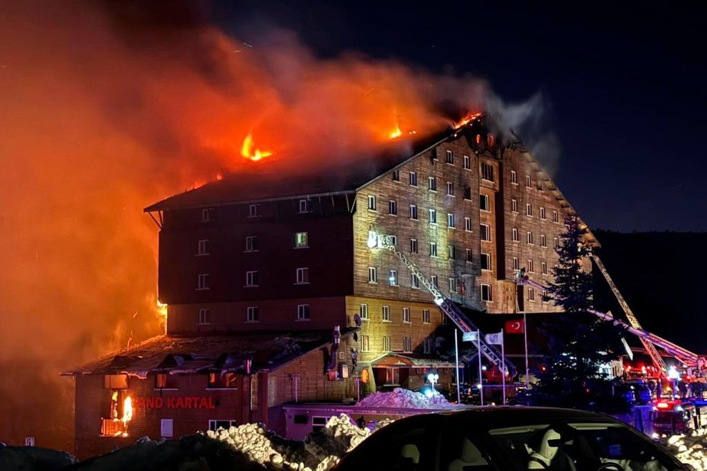 Der Brand in dem Hotel brach in der Nacht aus. (Foto aktuell) - Foto: IHA/AP/dpa