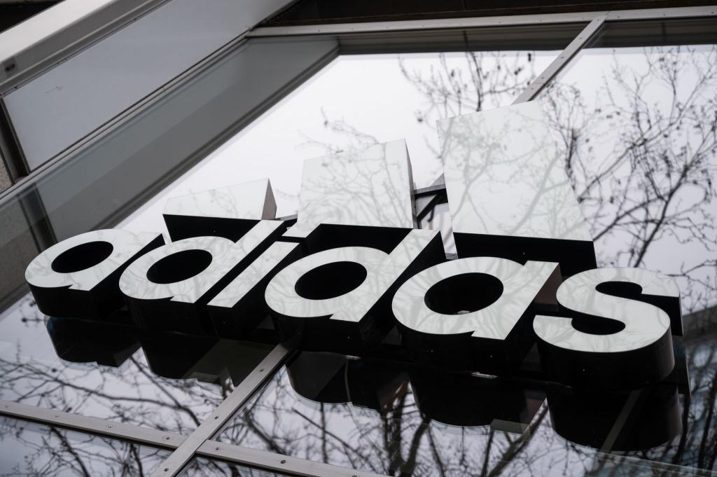 Beim währungsbereinigten Wachstum und Betriebsergebnis schnitt Adidas besser ab als in Aussicht gestellt. (Archivbild) - Foto: Christophe Gateau/dpa