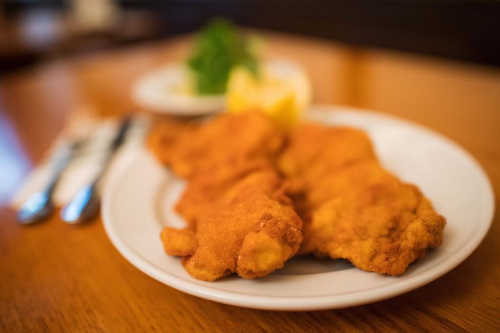 Es muss nicht immer Schnitzel sein - die Michelin-Tester sind etwa auch vom Innereiengericht Kalbsbeuschel begeistert. (Foto: Archiv) - Foto: Christian Bruna/epa/dpa