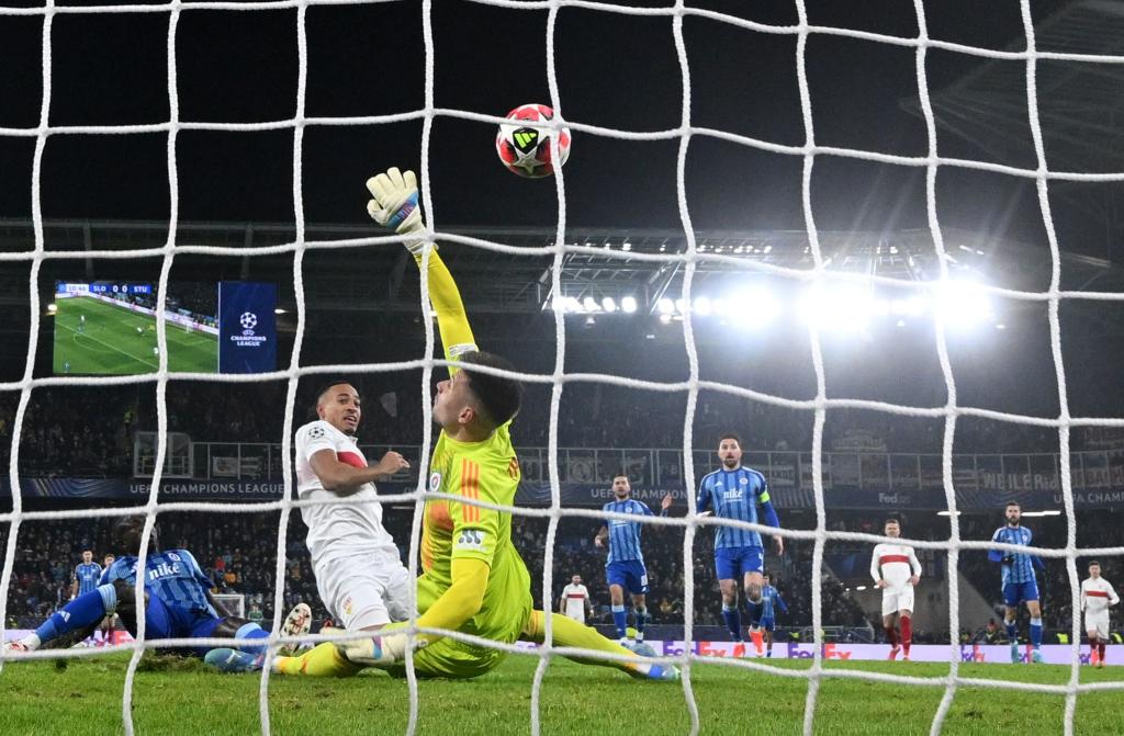 Jamie Leweling trifft zum 1:0 für die Stuttgarter. - Foto: Marijan Murat/dpa