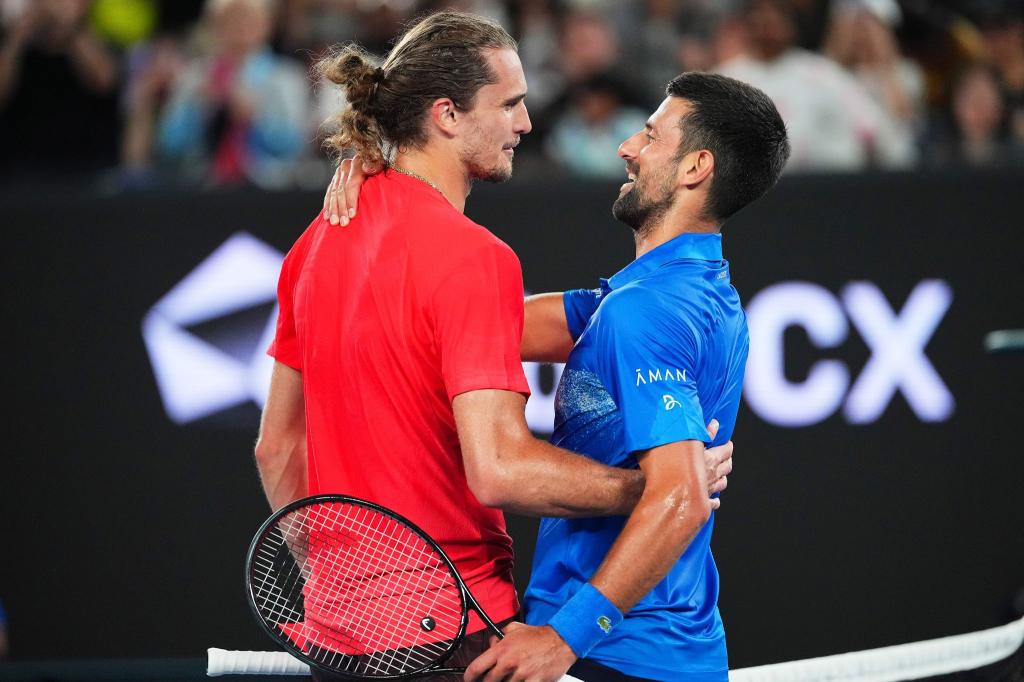 Verstehen sich gut: Die Tennisstars Alexander Zverev (l) und Novak Djokovic - Foto: Vincent Thian/AP/dpa