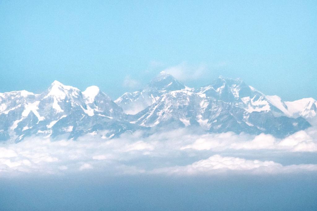 Ein Blick auf dem Flugzeug auf den Mount-Everest. (Foto Archiv) - Foto: Sina Schuldt/dpa