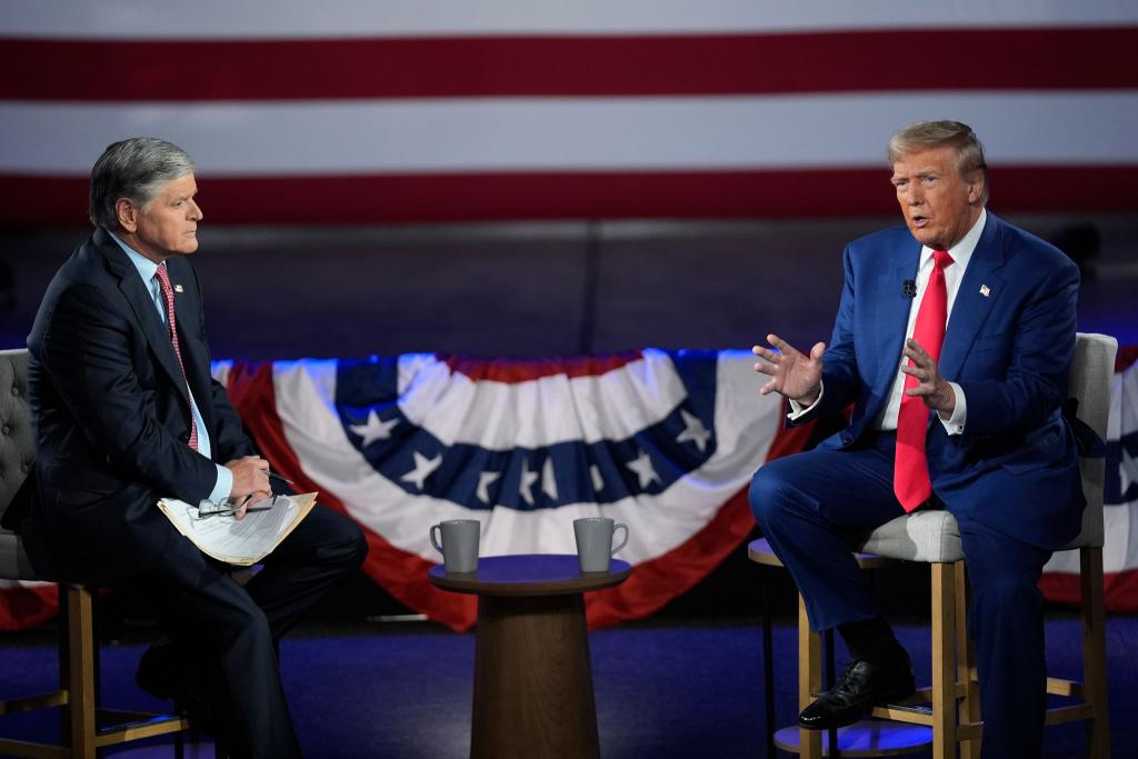 Trump hat Hannity schon öfter Interviews gegeben - auch im Wahlkampf. (Archivbild) - Foto: Evan Vucci/AP