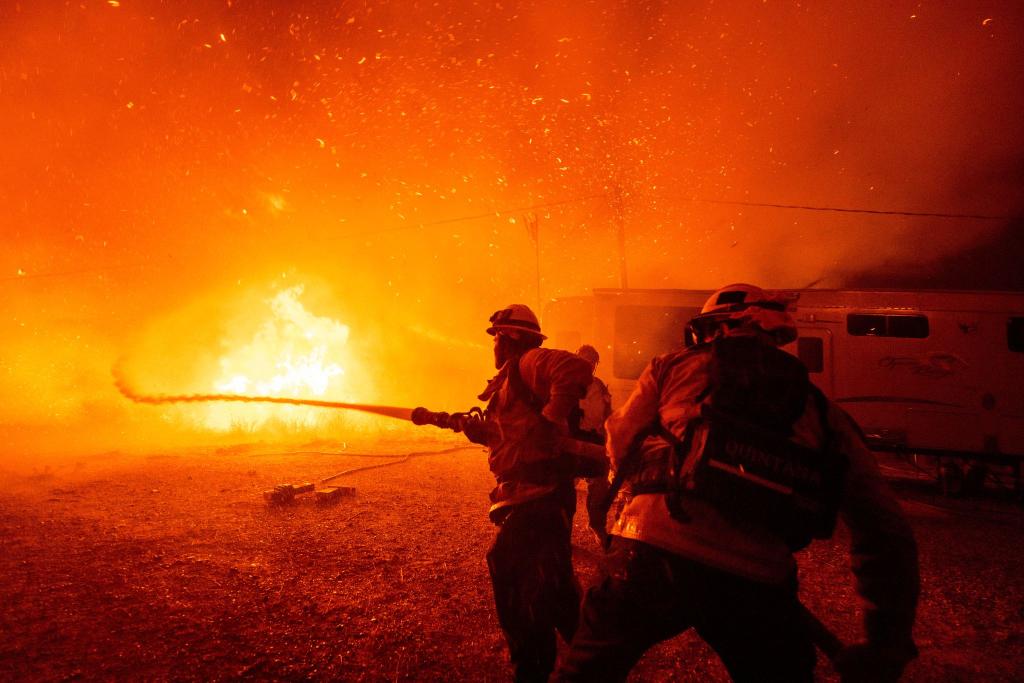 Ein neuer Flächenbrand, der sich rasch ausbreitet, hat in Südkalifornien Tausende Menschen in die Flucht getrieben. - Foto: Ethan Swope/AP/dpa