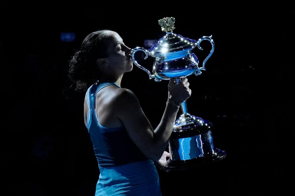 Madison Keys wollte den Pokal gar nicht mehr aus den Händen geben - Foto: Vincent Thian/AP/dpa