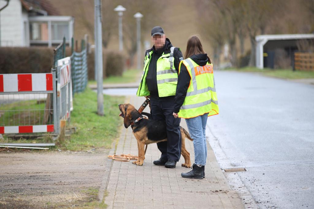 Nach dem Fund einer Leiche sucht die Polizei nun die Untermieterin des Opfers. - Foto: Stefan Rampfel/dpa