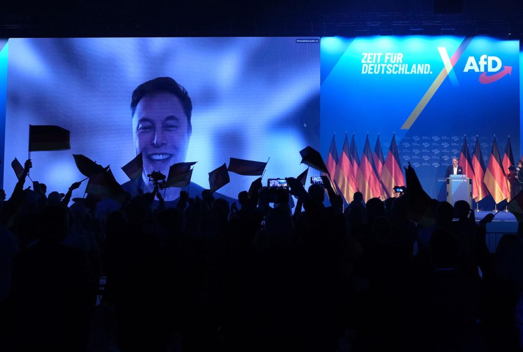 Tesla-Chef Elon Musk lässt sich beim AfD-Wahlkampfauftakt feiern. - Foto: Sebastian Willnow/dpa